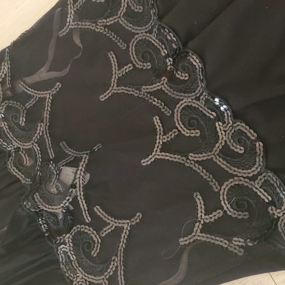 Elegant black flowy dress with embroidery - Picture 2 of 4